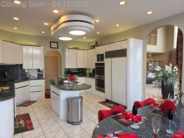 29614 Kenloch Drive, Farmington Hills, MI 48331