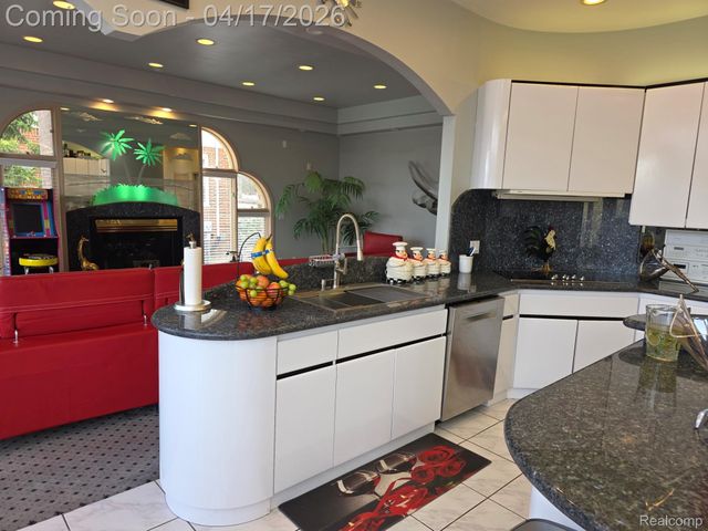 29614 Kenloch Drive, Farmington Hills, MI 48331
