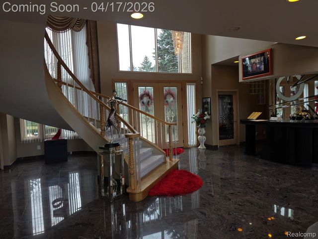 29614 Kenloch Drive, Farmington Hills, MI 48331