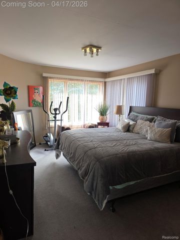 29614 Kenloch Drive, Farmington Hills, MI 48331