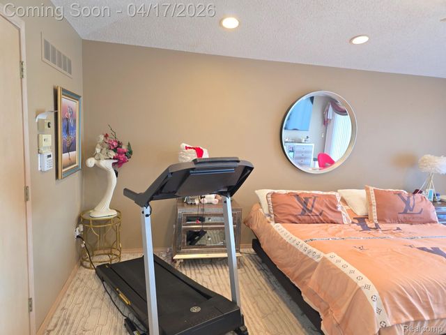 29614 Kenloch Drive, Farmington Hills, MI 48331
