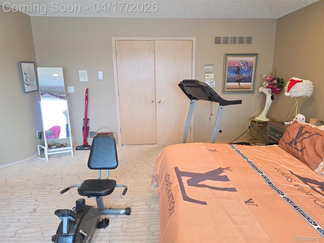 29614 Kenloch Drive, Farmington Hills, MI 48331