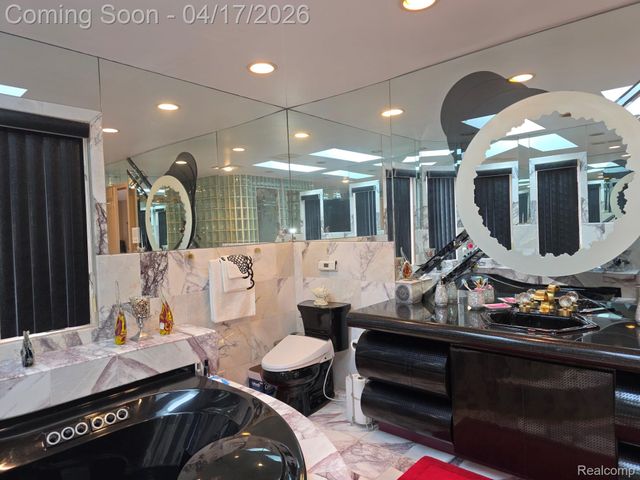 29614 Kenloch Drive, Farmington Hills, MI 48331