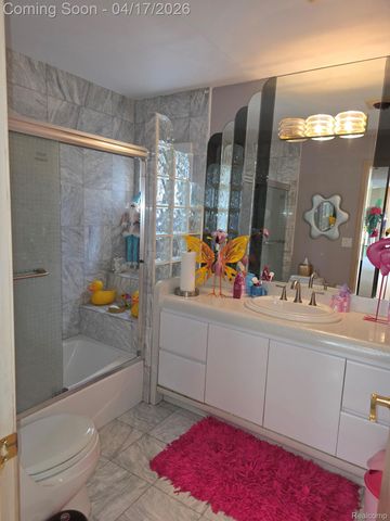 29614 Kenloch Drive, Farmington Hills, MI 48331