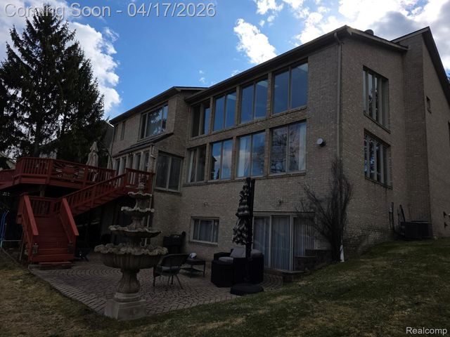 29614 Kenloch Drive, Farmington Hills, MI 48331