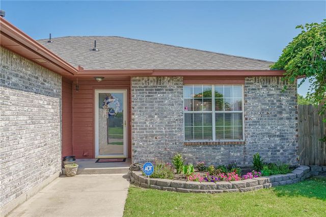 1039 NW 18th Street, Moore, OK 73160