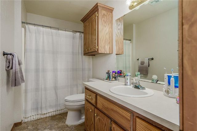 1039 NW 18th Street, Moore, OK 73160