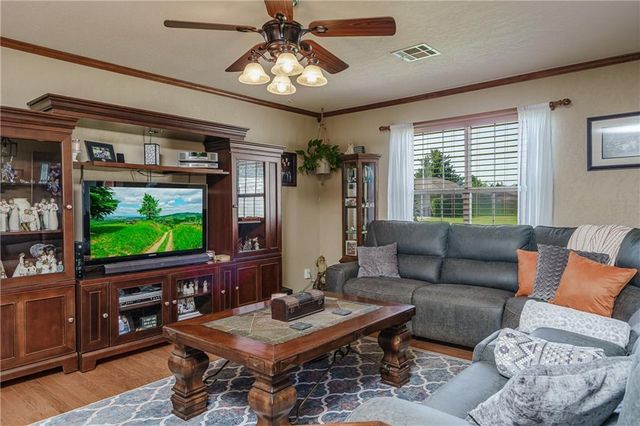 1039 NW 18th Street, Moore, OK 73160