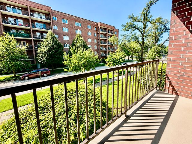 1330 Perry Street 202, Des Plaines, IL 60016