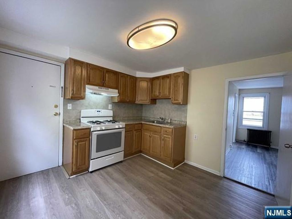 49 Downing Street 2, Newark, NJ 07105