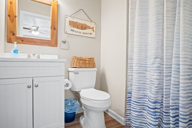 906 S Young St, Rockport, TX 78382