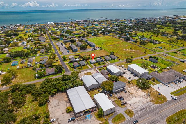 906 S Young St, Rockport, TX 78382