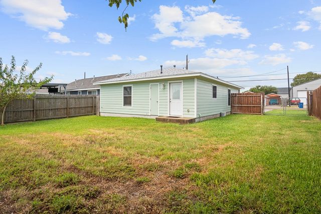 906 S Young St, Rockport, TX 78382