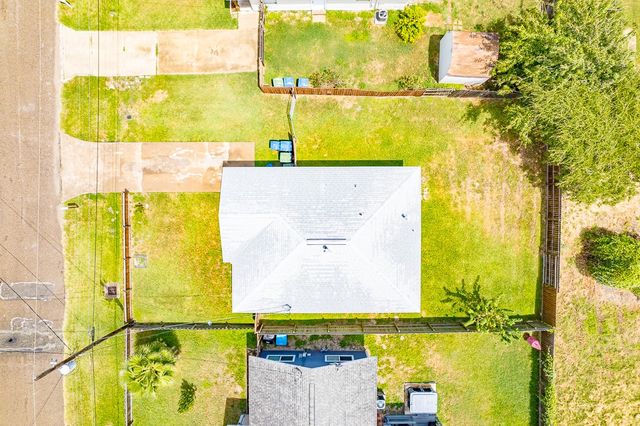 906 S Young St, Rockport, TX 78382