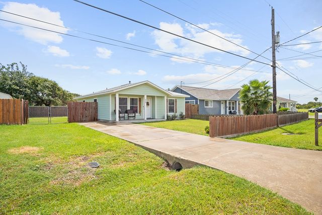 906 S Young St, Rockport, TX 78382