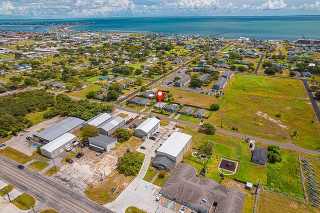 906 S Young St, Rockport, TX 78382