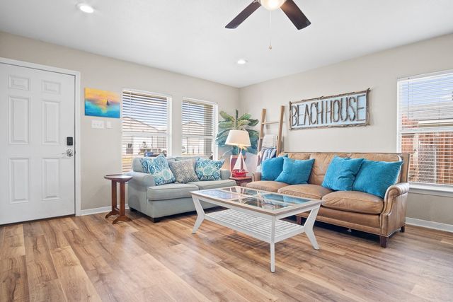 906 S Young St, Rockport, TX 78382