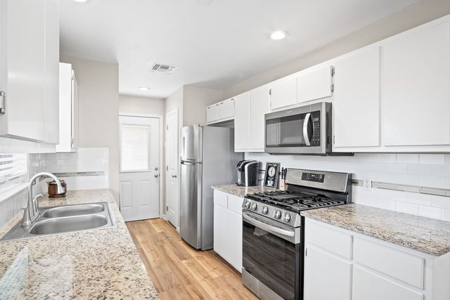 906 S Young St, Rockport, TX 78382