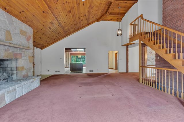 450 Knollwood Cir, Economy, PA 15042