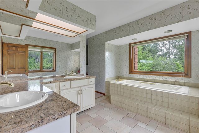 450 Knollwood Cir, Economy, PA 15042