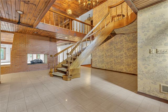 450 Knollwood Cir, Economy, PA 15042
