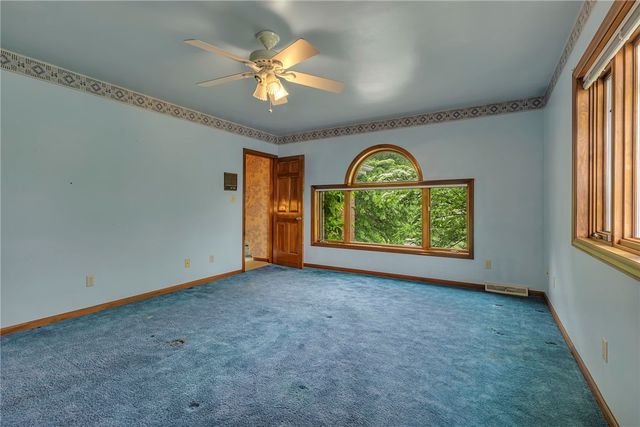 450 Knollwood Cir, Economy, PA 15042