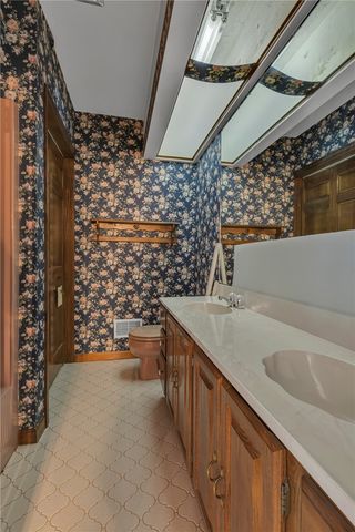 450 Knollwood Cir, Economy, PA 15042