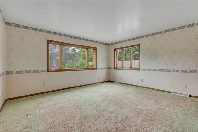 450 Knollwood Cir, Economy, PA 15042