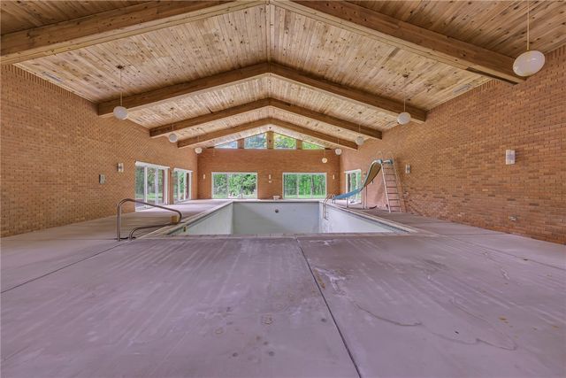 450 Knollwood Cir, Economy, PA 15042