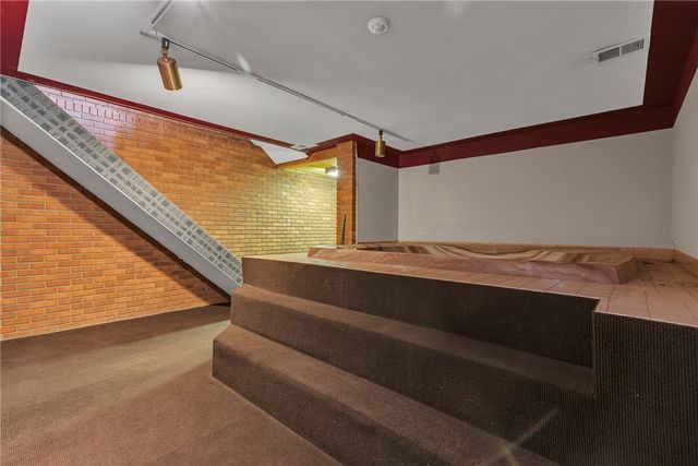 450 Knollwood Cir, Economy, PA 15042