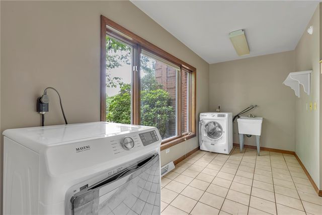 450 Knollwood Cir, Economy, PA 15042
