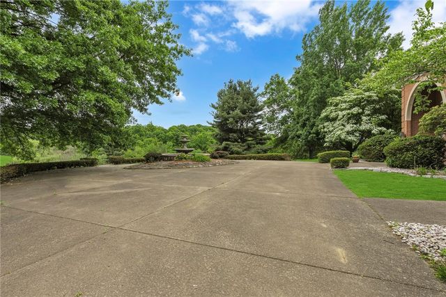 450 Knollwood Cir, Economy, PA 15042