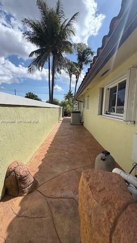 4465 SW 38th Ter, Dania Beach, FL 33312