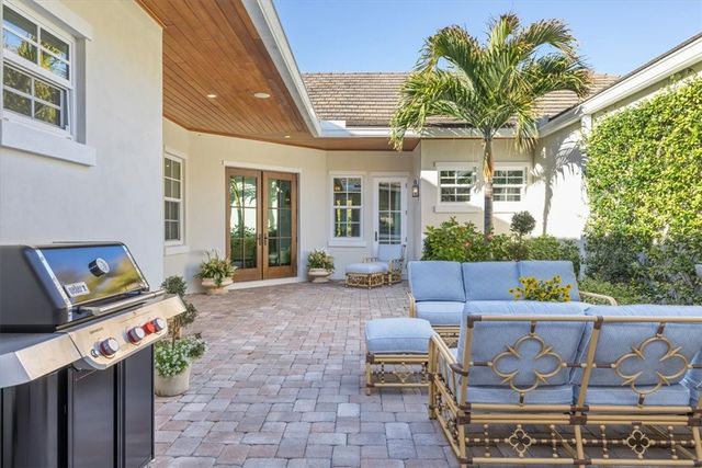 70 White Orchid Way N, Vero Beach, FL 32963