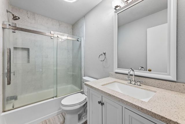 7011 Royal Links Dr, Riverbank, CA 95367