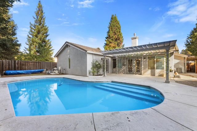 7011 Royal Links Dr, Riverbank, CA 95367