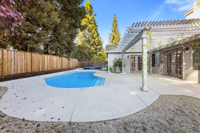 7011 Royal Links Dr, Riverbank, CA 95367