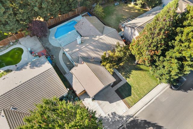 7011 Royal Links Dr, Riverbank, CA 95367