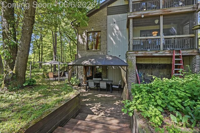 356 Avanti Lane, Highland Charter Township, MI 48357