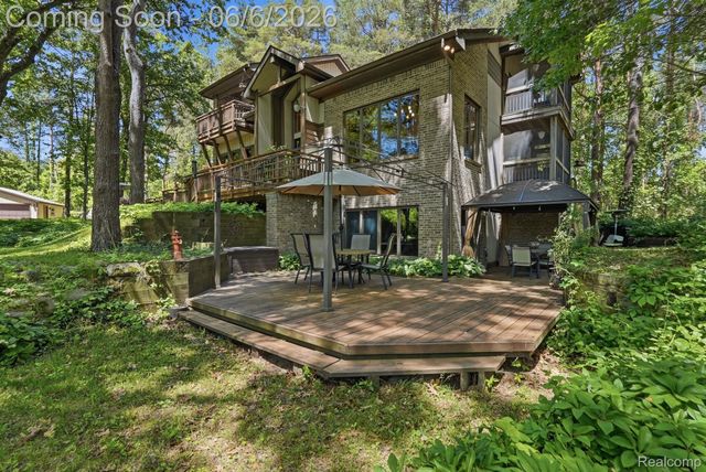 356 Avanti Lane, Highland Charter Township, MI 48357