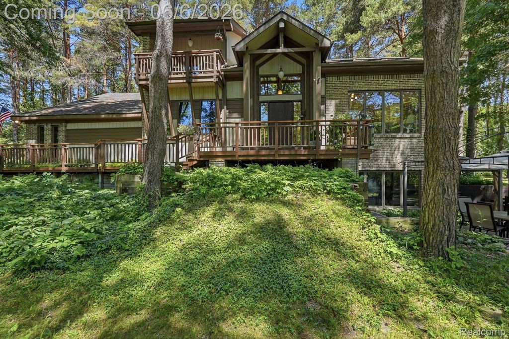 356 Avanti Lane, Highland Charter Township, MI 48357