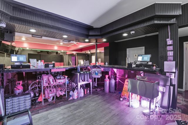 6711 Freedom Drive, Charlotte, NC 28214