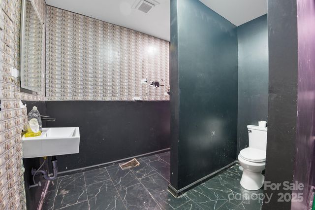 6711 Freedom Drive, Charlotte, NC 28214