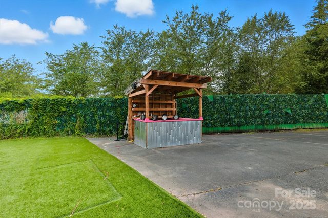 6711 Freedom Drive, Charlotte, NC 28214