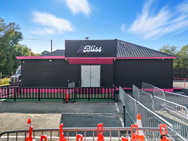 6711 Freedom Drive, Charlotte, NC 28214