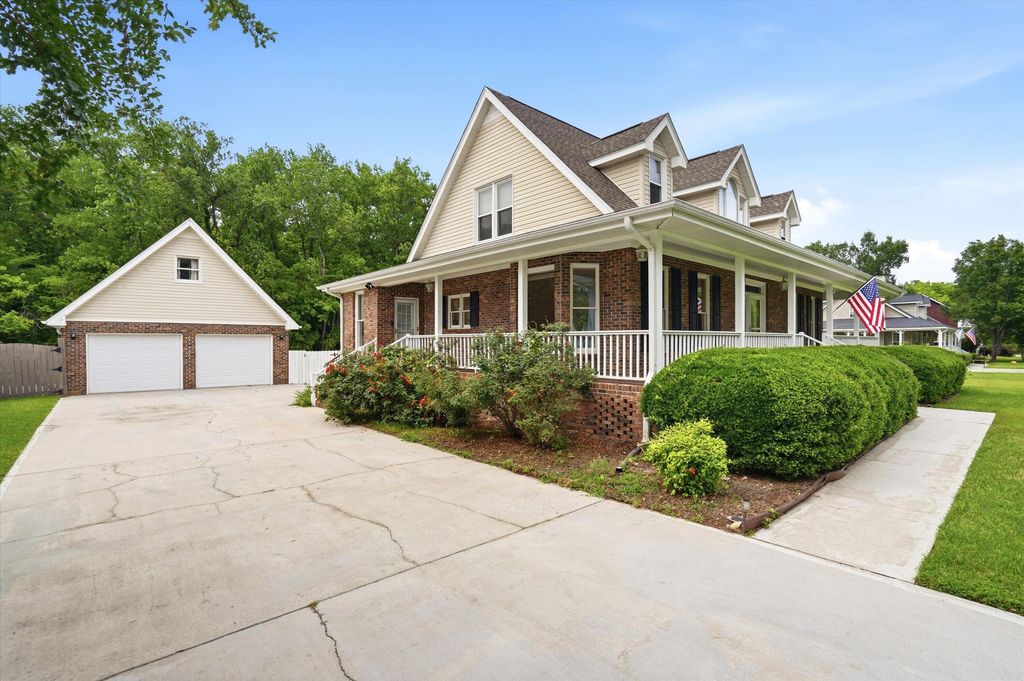 Image 5 of property listing at 1539 Cedar Avenue, Moncks Corner, SC 29461