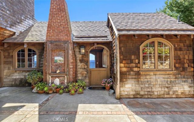 2147 Crestview, Laguna Beach, CA 92651