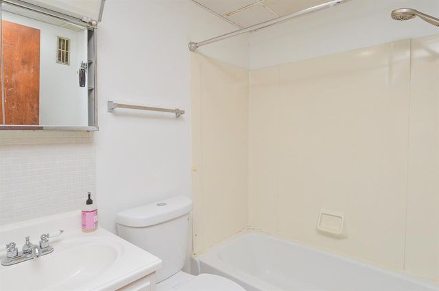 100 Hollandia Drive, Fairview Heights, IL 62208