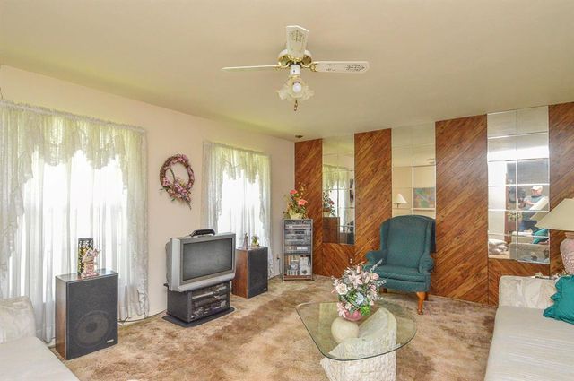 100 Hollandia Drive, Fairview Heights, IL 62208