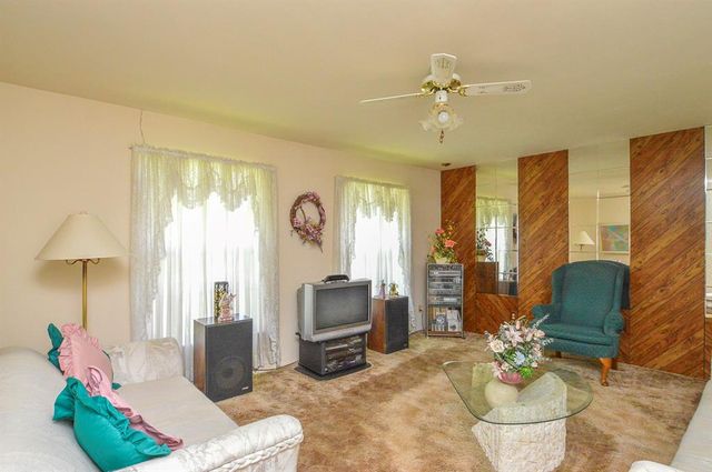 100 Hollandia Drive, Fairview Heights, IL 62208